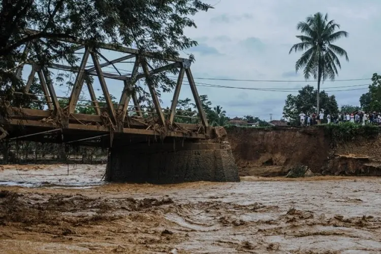 Jembatan Cipager Tergerus Banjir Bandang, DBMPR Jabar Tanggap Darurat 