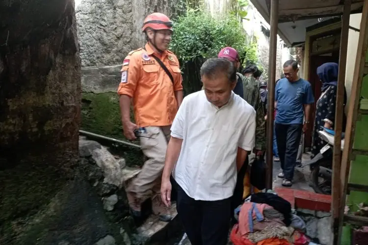 Bey Machmudin Tinjau Korban Banjir di Arjuna Bandung