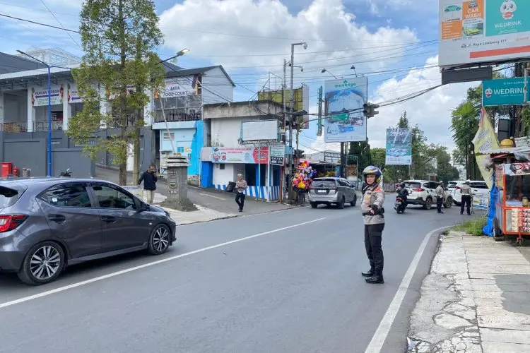 Volume Kendaraan Meningkat hingga 70 Persen, Kapolres Cimahi Terjun Langsung Urai Kemacetan di Lembang