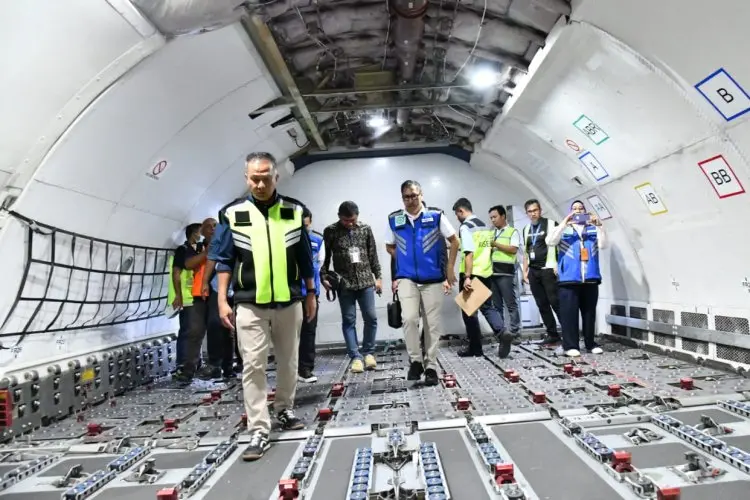 Bey Machmudin Sambut Kedatangan Kargo Perdana di Bandara Kertajati 