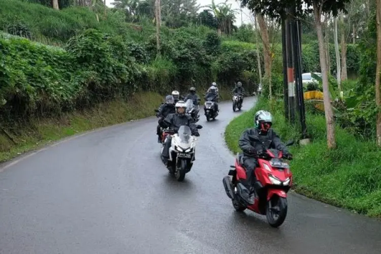 Hadapi Genangan Air? Ini Tips Menghindari Bahaya Saat Mengendarai Motor