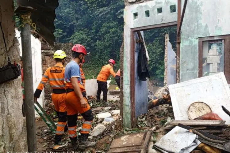 Kampung Ciwaringin Dilanda Longsor, 3 Kepala Keluarga Harus Mengungsi