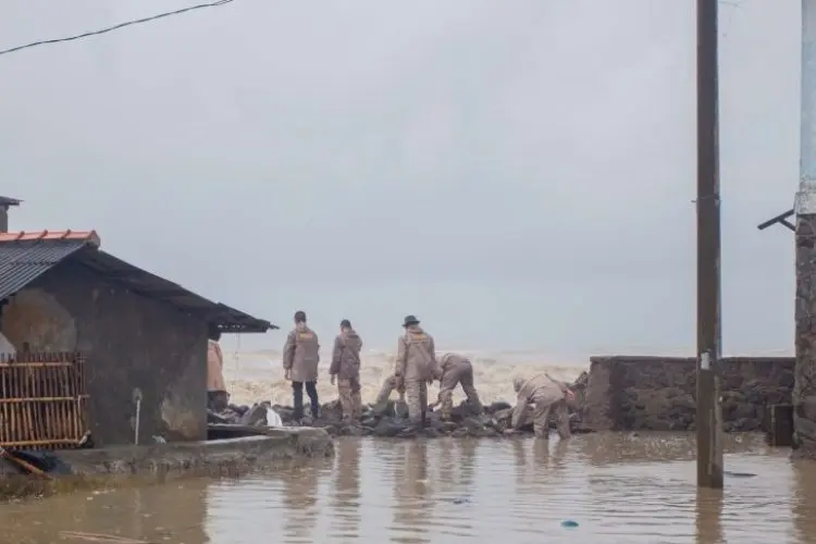 Polisi Dikerahkan Tutup Tanggul Jebol Akibat Banjir Rob di Indramayu