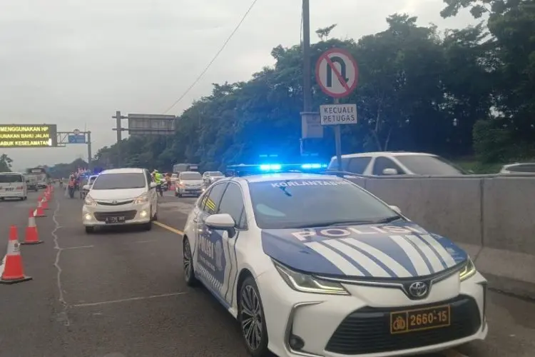 Arus Balik Imlek di Tol Japek Padat, Polisi Berlakukan Contraflow