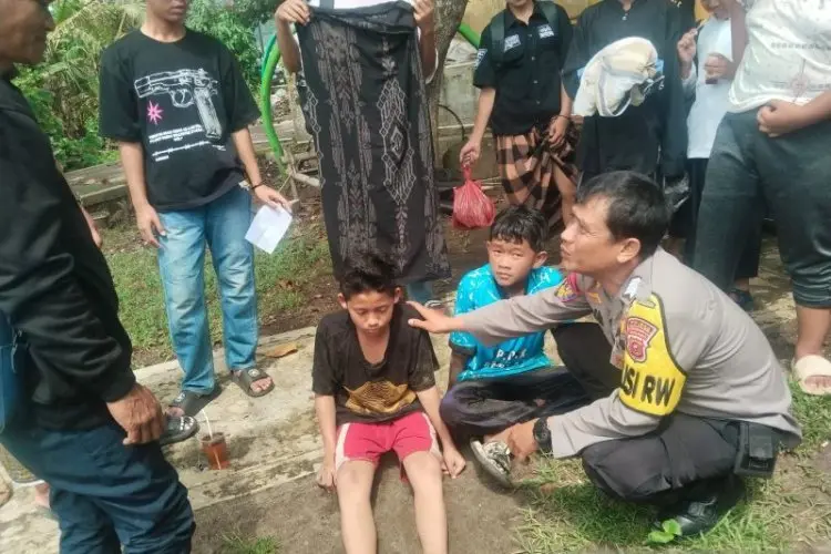 Hampir Tenggelam, Tim Pengaman Pantai Selamatkan dua Santri di Pantai Citepus Sukabumi