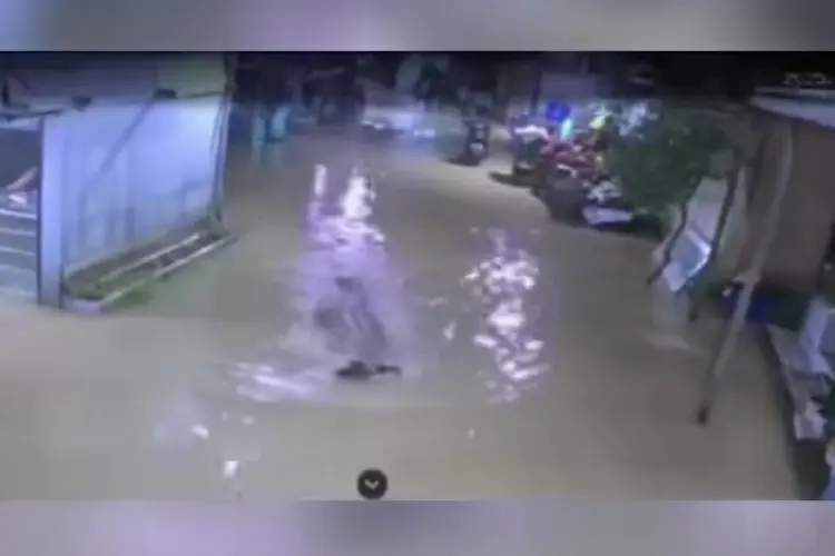 Ngeri! Buaya Tiba-tiba Muncul di Pemukiman Warga Saat Banjir hingga Kejar Bebek Peliharaan