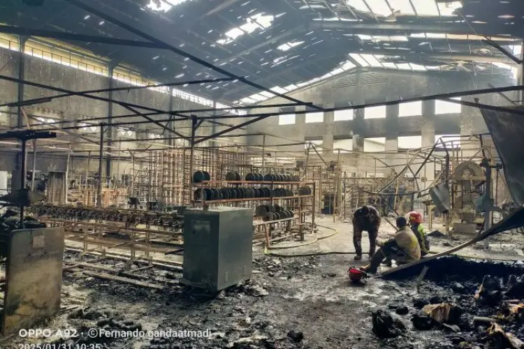 Petugas Damkar Berhasil Padamkan Kebakaran Tiga Pabrik di kab Bandung Selama 13 Jam