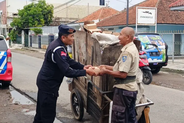 Sat Brimob Polda Jabar Gelar Jumat Berkah Kepada Warga Sumedang