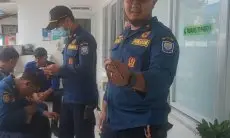 Petugas Damkar Evakuasi Ular di Kantor Polrestabes Bandung