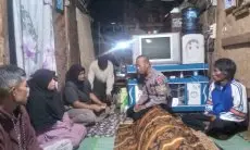 Polisi  Berikan Tali Asih Ke Rumah Duka  Keluarga Korban Kecelakaan Gerbang Tol Ciawi 2