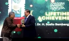 FOTO: SBY Terima Penghargaan Lifetime Achievement Pada Anugerah Avirama Nawasena SBM ITB