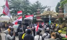 Polda Jabar Didemo Tuntut Pengusutan Pagar Laut di Bekasi dan Banten