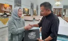 Tahan Air Mata, Nanay Mashudi Sebut Bey Machmudin Pemimpin Amanah