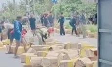 Viral! Warga Bali Gotong Royong Evakuasi Truk Terguling Bermuatan Minyak Goreng