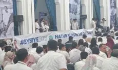 Spanduk 'Bye Bye Bey Hatur Nuhun Mr Chill Guy' Warnai Silaturahmi Pamungkas Bey Machmudin