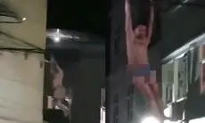 Viral ASN Nekat Gelantungan di Kabel Listrik Hanya Pakai Celana Dalam hingga Jadi Tontonan Warga