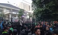 Demo di Gedung DPRD Jawa Barat Mulai Diwarnai Pelemparan Batu