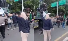 Viral Emak-emak Protes ke Demonstran Gegara Jalan Tutup di Depan Kantor DPRD Sulsel
