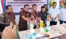 Kejari Kabupaten Cirebon Musnahkan Barang Bukti Hasil Kejahatan