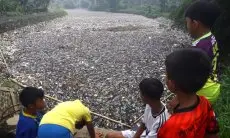 FOTO: Sampah Penuhi Sungai di Oxbow Cicukang