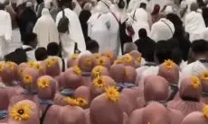 Unik! Rombongan Jemaah Umroh Asal Indonesia Pakai Bros Bunga Matahari