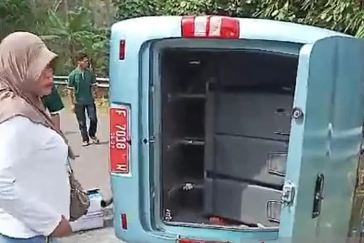 Bus Dinas Pemkab Terguling, 13 Orang Luka-luka