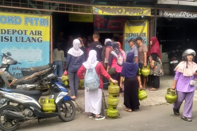 Gas Elpiji 3 Kilogram Langka, Warga Katapang Sudah Antre Lama tapi Pulang Dengan Tangan Hampa