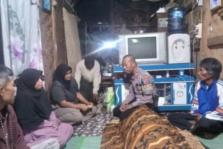 Polisi  Berikan Tali Asih Ke Rumah Duka  Keluarga Korban Kecelakaan Gerbang Tol Ciawi 2