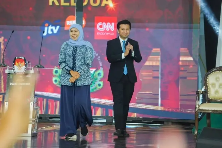 Khofifah Terima Hadiah Bibit Klengkeng Merah di Hari Pertama Bertugas: Simbol Kecintaan pada Alam dan Masa Depan Hijau Jawa Timur