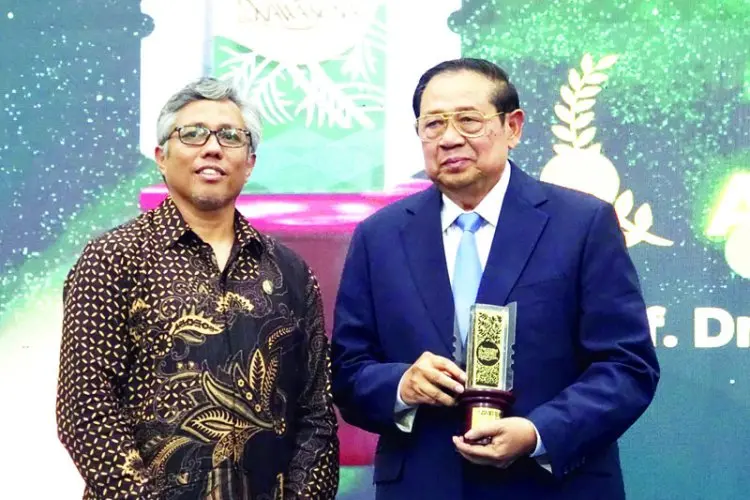 Kado 21 Tahun SBM ITB, SBY Raih Penghargaan Lifetime Achievement Award