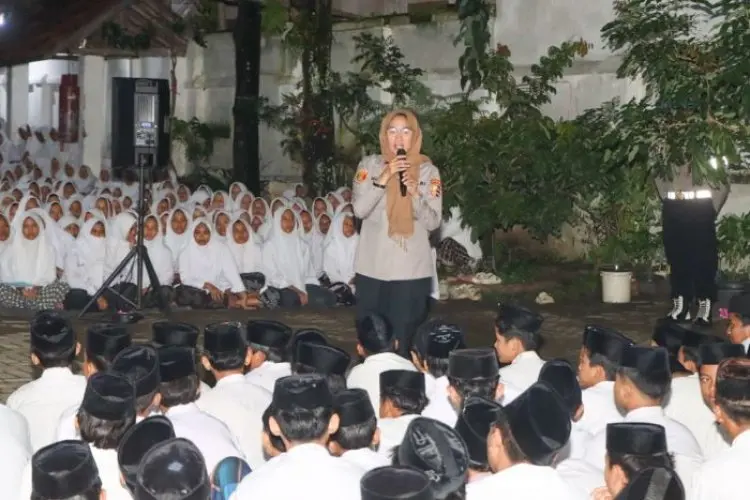 Kapolresta Cirebon dan Bareskrim Polri Gelar Sosialisasi di Ponpes Kempek Aisyah