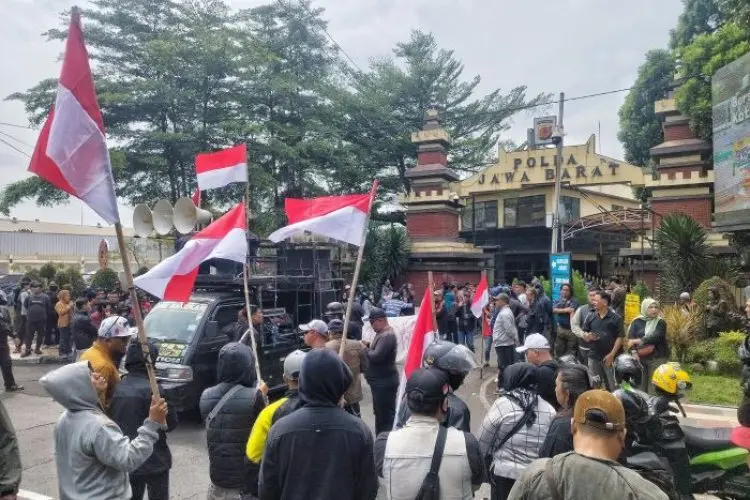 Polda Jabar Didemo Tuntut Pengusutan Pagar Laut di Bekasi dan Banten