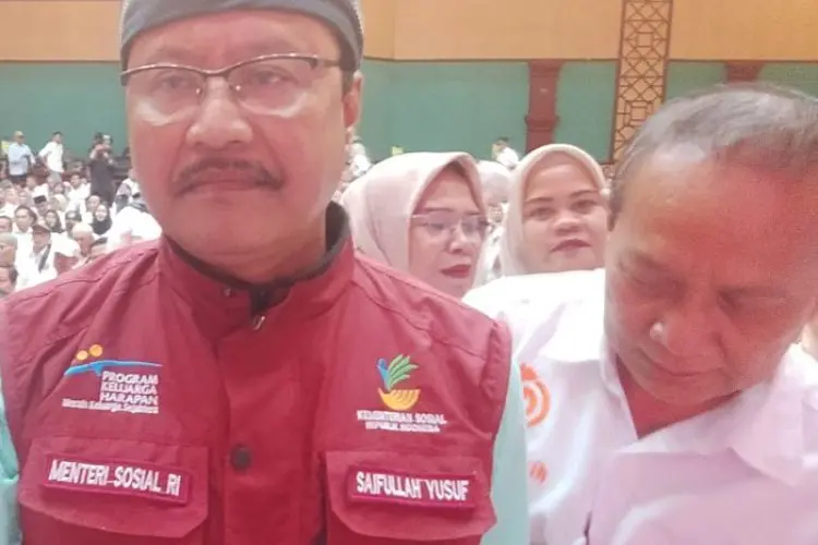 Cair Minggu Ketiga Mei 2025! Kabar Baik untuk KPM PKH dan BPNT: Mensos Gus Ipul Pastikan Bansos Triwulan Kedua Segera Disalurkan, Data Penerima Gunakan DTSEN Terbaru