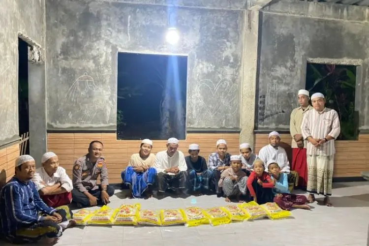 Bantu Ringankan Beban Masyarakat, Polda Jabar  Berikan Bantuan Sosial