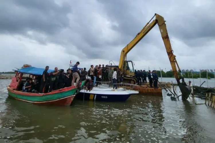 DKP Jabar Awasi Pembongkaran Pagar Laut Bekasi