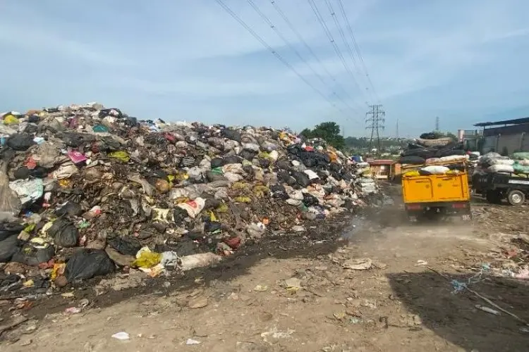 Gunungan Sampah Liar Menumpuk di Kantor UPT Kebersihan KBB, Pengelola Ajukan Penambahan Kuota Pembuangan ke TPA Sarimukti