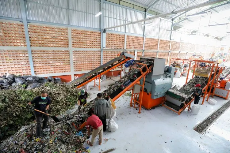Hari Peduli Sampah Nasional 2025, Momen Pengiriman Perdana RDF ke Industri Semen