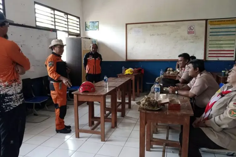 Masuk Zona Rawan Bencana, R2B Berikan Edukasi Mitigasi Bencana bagi Siswa dan Guru SMPN 3 Saguling