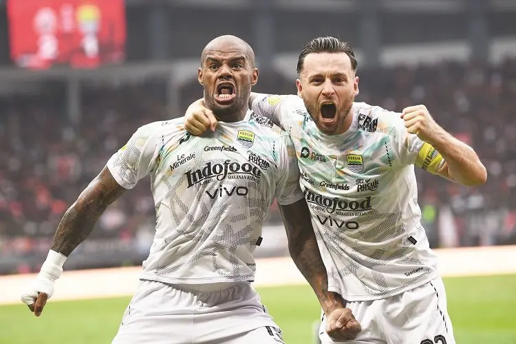 Persib Bandung Kokoh di Puncak, tapi Belum Aman! Insiden Pelemparan Saat Berhadapan dengan Persija Jadi Sorotan