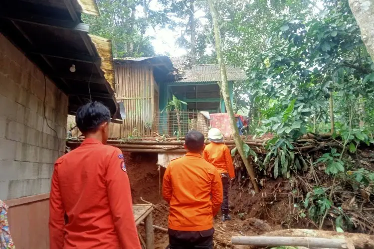 Cuaca Ekstrim Membuat Tiga Rumah Ambruk di Kota Bogor