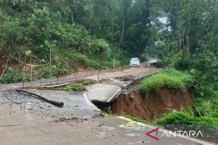 Pemkab Cianjur Segera Perbaiki Jalan Rusak Akibat Tanah Bergerak