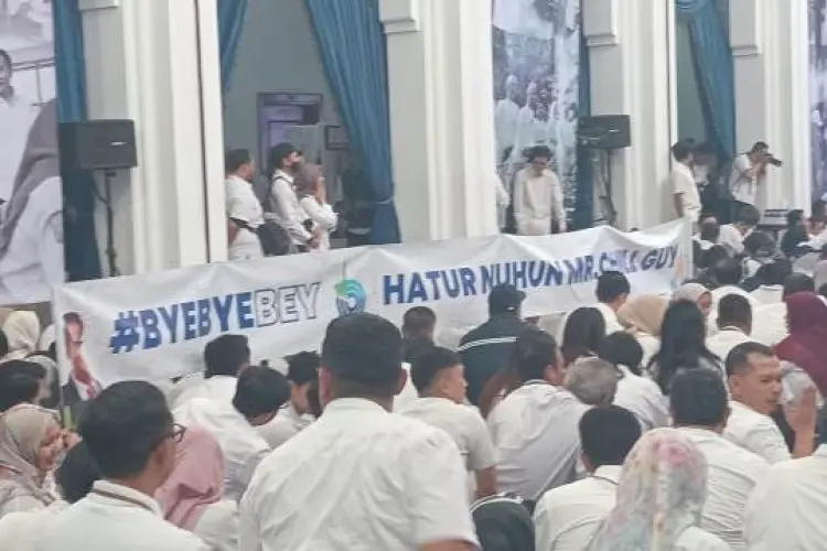 Spanduk 'Bye Bye Bey Hatur Nuhun Mr Chill Guy' Warnai Silaturahmi Pamungkas Bey Machmudin