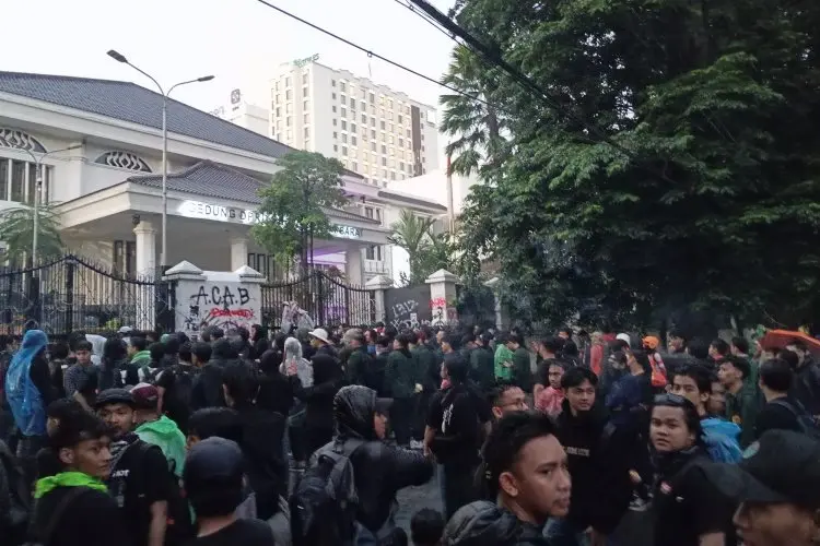 Demo di Gedung DPRD Jawa Barat Mulai Diwarnai Pelemparan Batu