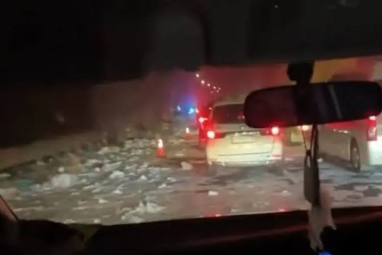 Viral Kecelakaan Truk di Tol Cipularang, Kertas-kertas Berhamburan di Jalan