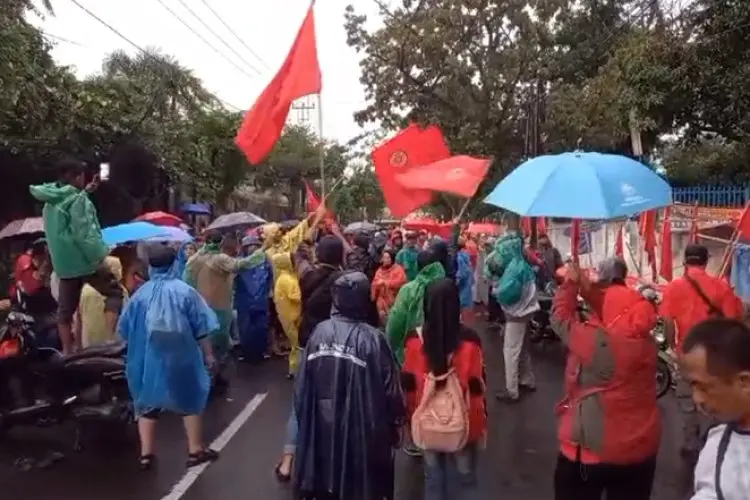 Ratusan Buruh PT Bapintri Cimahi Unjuk Rasa Tuntut Pembyaran Pesangon Penuh