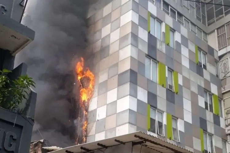 Hotel 101 Urban Terbakar, Ada Pengunjung yang Terjebak