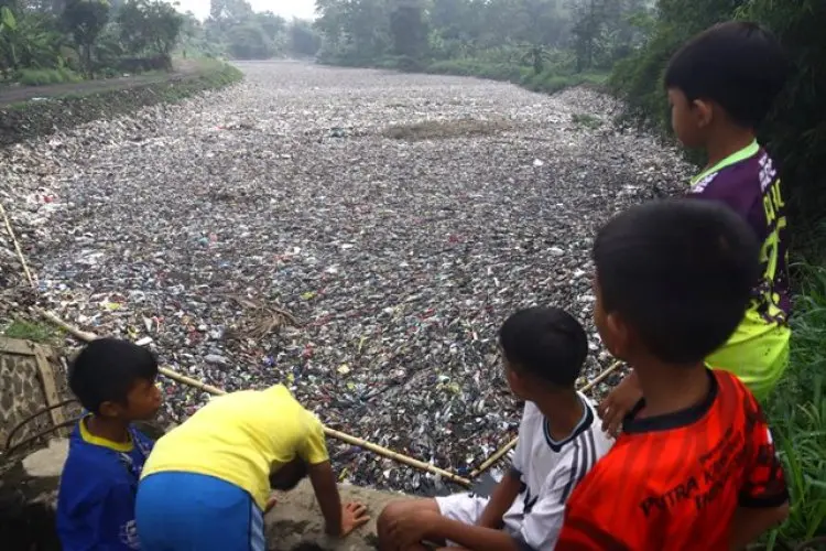 FOTO: Sampah Penuhi Sungai di Oxbow Cicukang