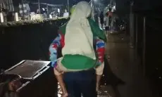 Menyentuh, Petugas Sampai Gendong Nenek Paroh, Hindarkan dari Ancaman Bencana