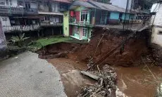 Polisi Bantu Penanganan Banjir Bandang Puncak Bogor