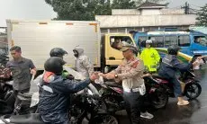 Ditlantas Polda Jabar Berbagi Takjil Sambil Edukasi Keselamatan Berlalulintas